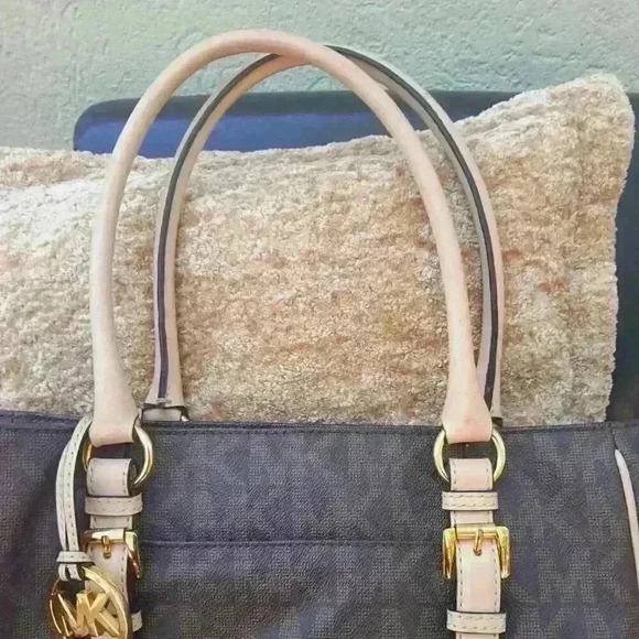 Michael Kors Monogram Shoulder Bag - Picture 3 of 14